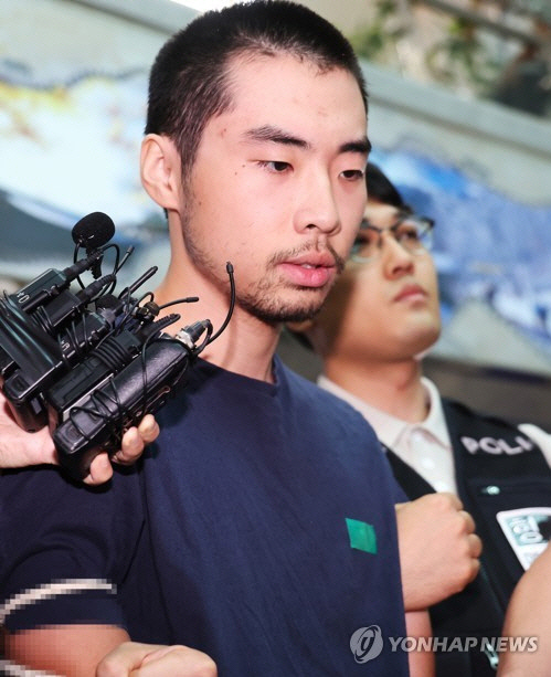 지난 3일 발생한 '분당 흉기 난동 사건' 피의자 최원종이 10일 오전 경기도 성남시 수정구 성남수정경찰서 유치장에서 검찰로 송치되고 있다. [성남=연합뉴스]